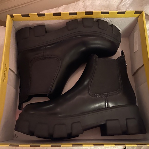 Circus by Sam Edelman Shoes - NEW! Circus NY by Sam Edelman Darielle Black Lug Sole Chelsea Boot - Size 8